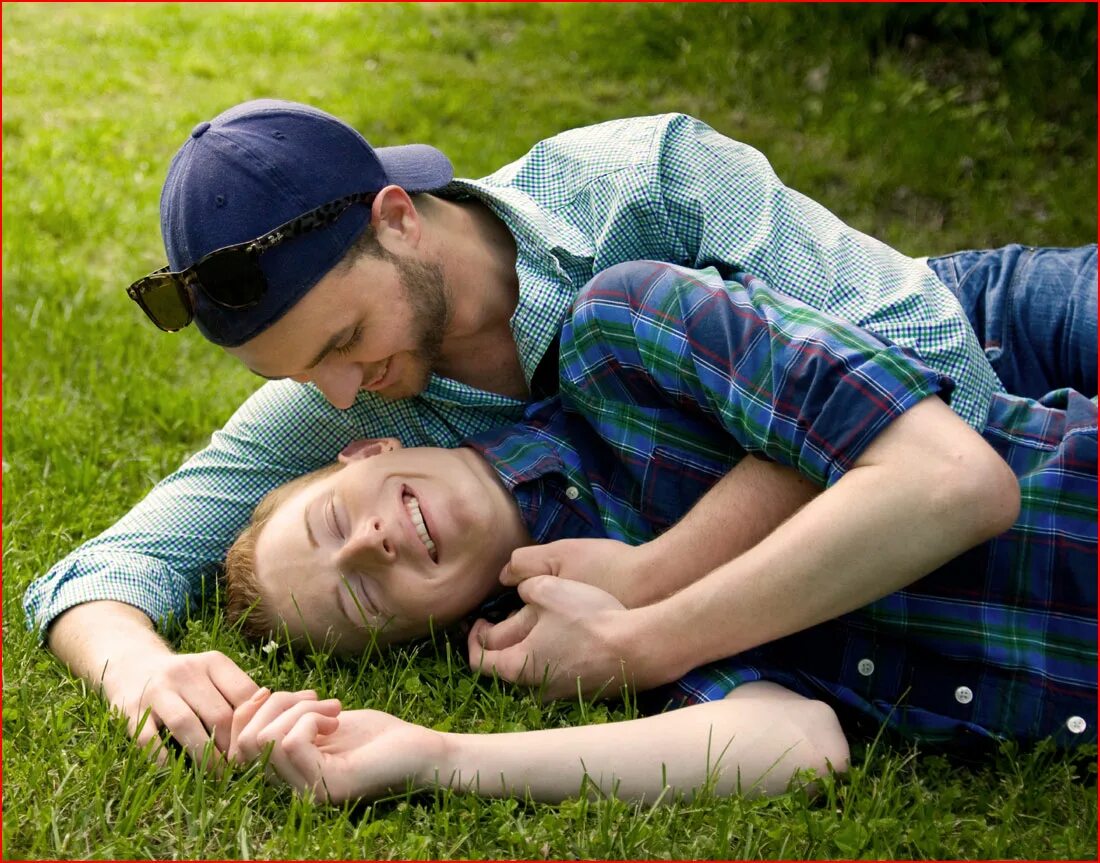 Двое в городе. Два друга на закате. Парень двоих одновременно. Парень двоих одновременно. Парень с парнем.