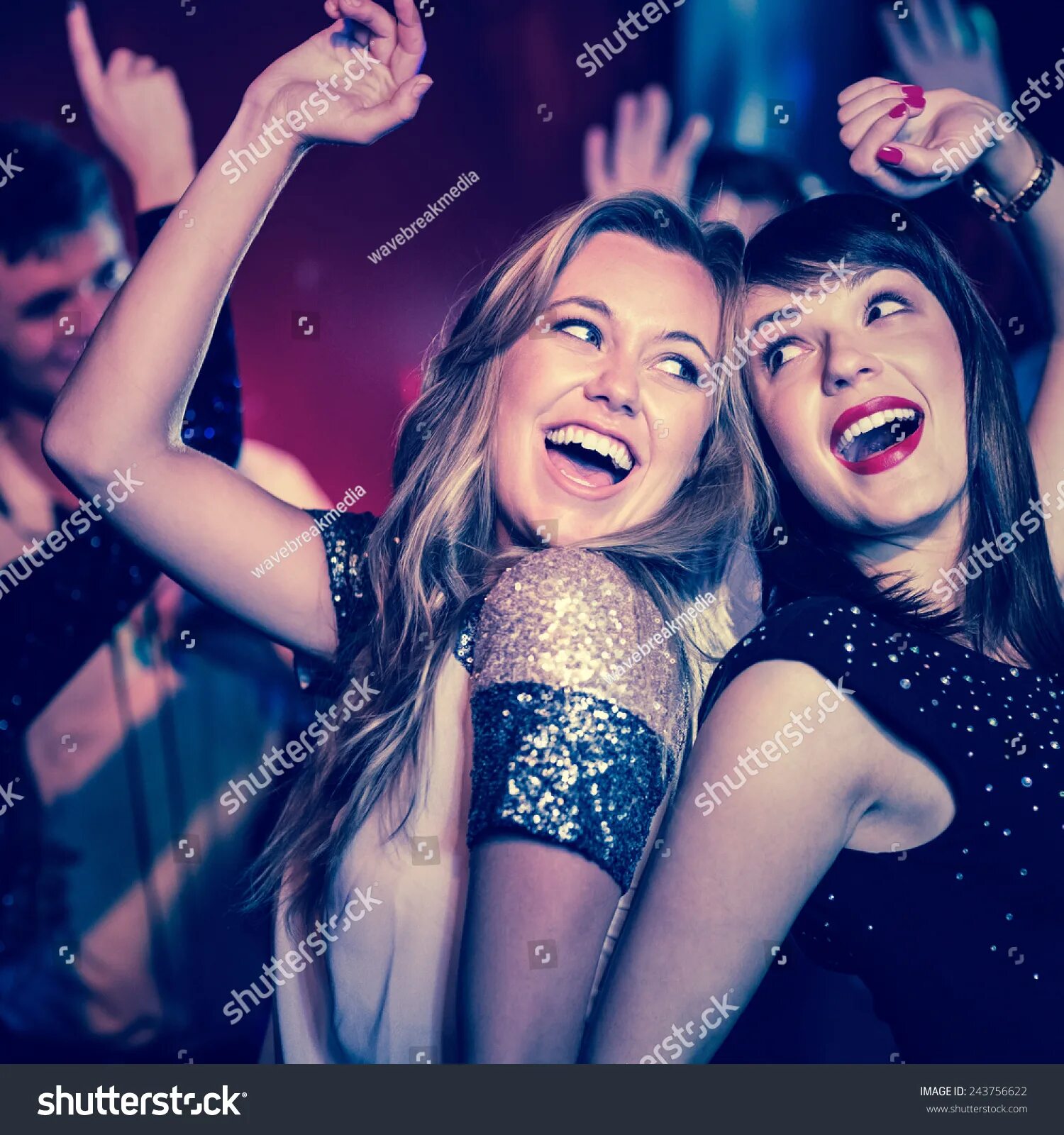 Friends night club. Dancing together. Enjoy night клуб. Fun together. Женщина в ресторане.