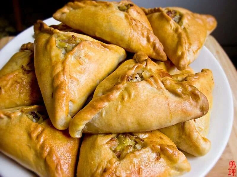 Рецепт эчпочмак с мясом. Национальная татарская кухня эчпочмак. татарские пирожки эчпочмак. эчпочмаки татарские треугольники. памятник учпучмак в казани.