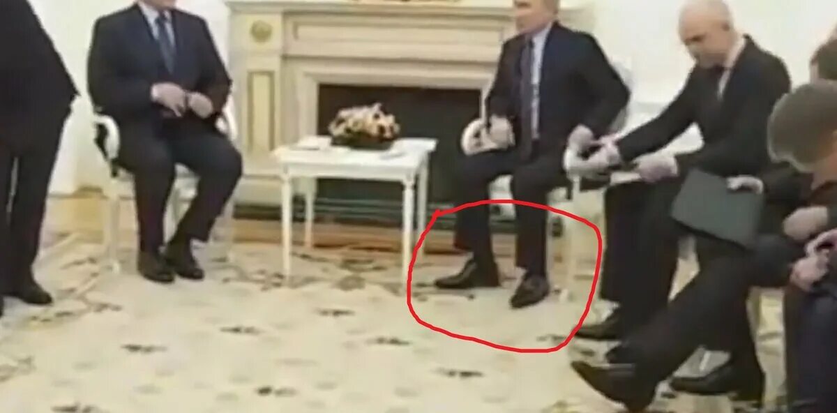 Ноги Путина. Странности Путина.