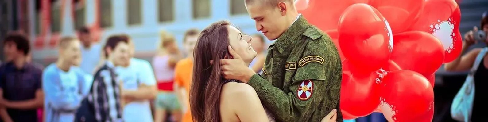 Идеи для свиданий. Мужчина на пороге с цветами. Букет для мужчины. Приятный сюрприз для любимого. Одежда для свидания с мужчиной.