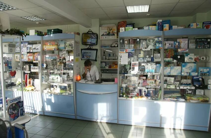 интерьер аптеки. медтехника магазин медицинских товаров. медицинские изделия в аптеке. медицинский магазин доброта москва. медицинский магазин в москве.