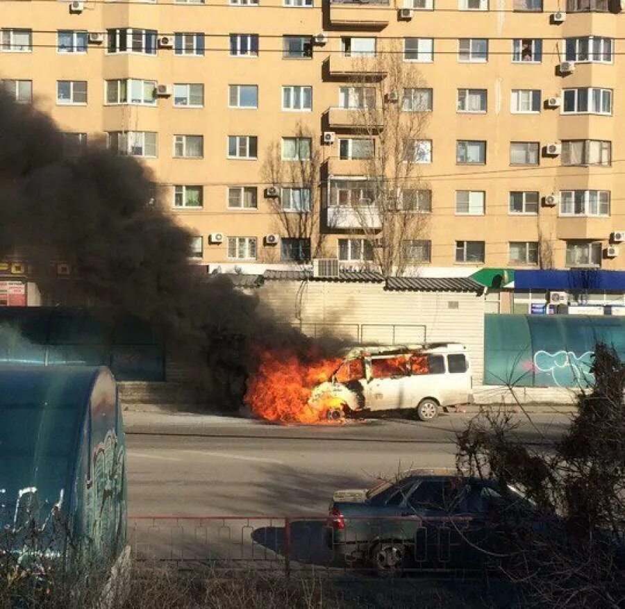 Остановка аграрный университет Волгоград. В Волгограде загорелась маршрутка. Фото пожарной части возле аграрного университета Волгоград. Что горело в Волгограде сегодня ночью Советский район. Сгорел автобус волгоград