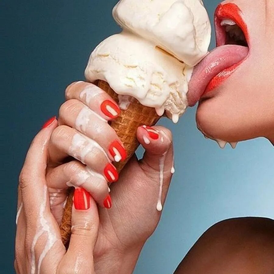 Слизывать с пальцев. Девушка в сливках. Девушка ест мороженое. Девушка облизывает мороженое. Грудь в сливках.