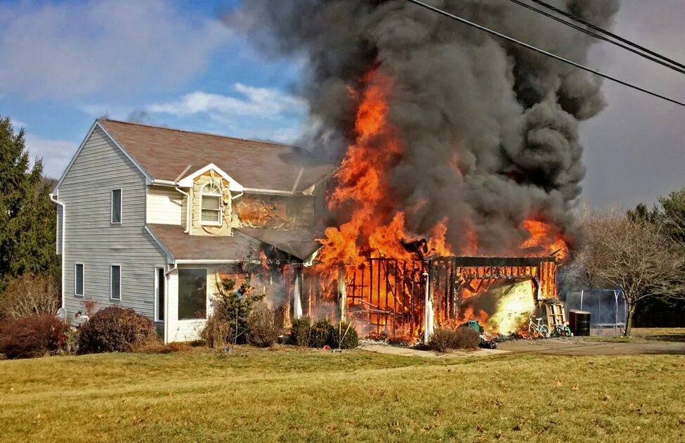 Пожар дома. Дом горит. Дом горит. Дом горит. Пожар эстетика.
