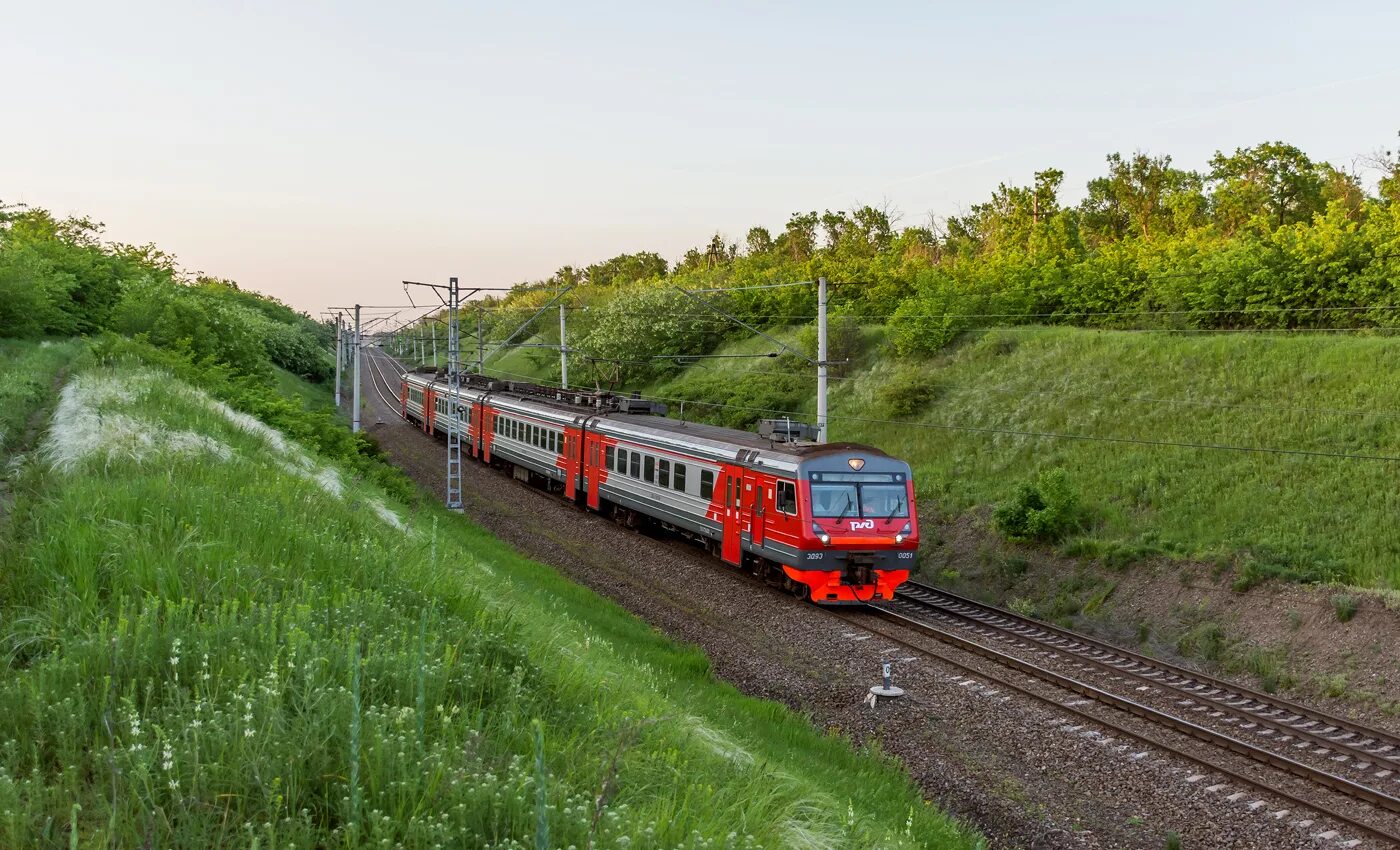 Ростов на дону матвеев курган электричка. Эд9э 0051. Эд9 электропоезд. Электропоезд эд9э. Эд9э Кисловодск.