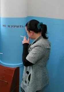 Курят продавщицы