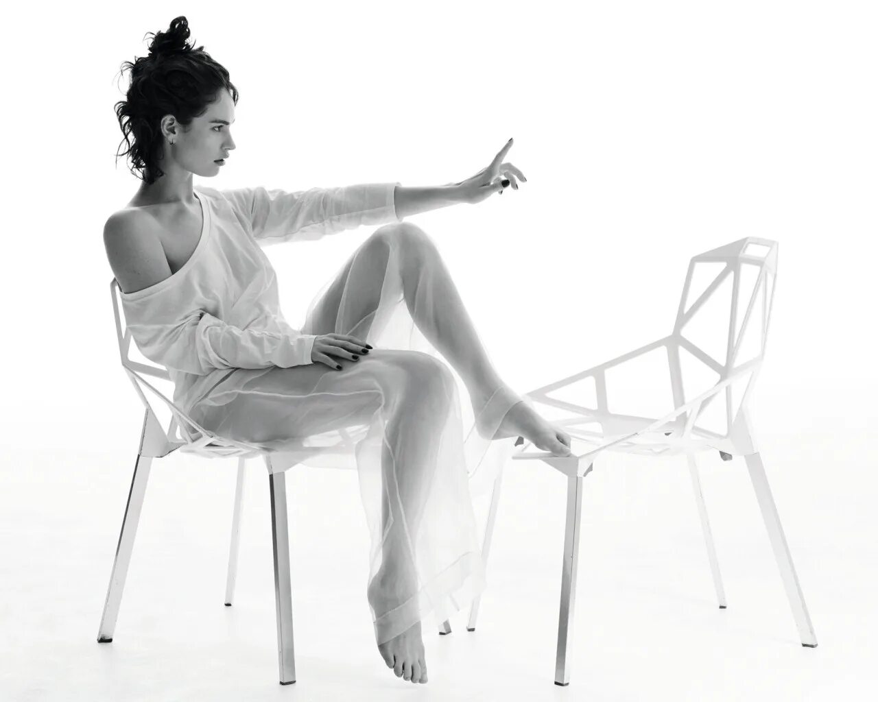 Девушка на стуле. Девушка сидит на прозрачном столе. Женщина на стуле. Девушка сидит на табурете. Девушка в платье сидит на стуле.