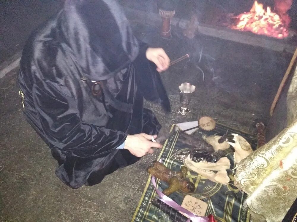 Заклинание на порчу на смерть. Как навести порчи на человека. Кладбищенский приворот. Магические ритуалы на кладбище. Магические ритуалы на кладбище.