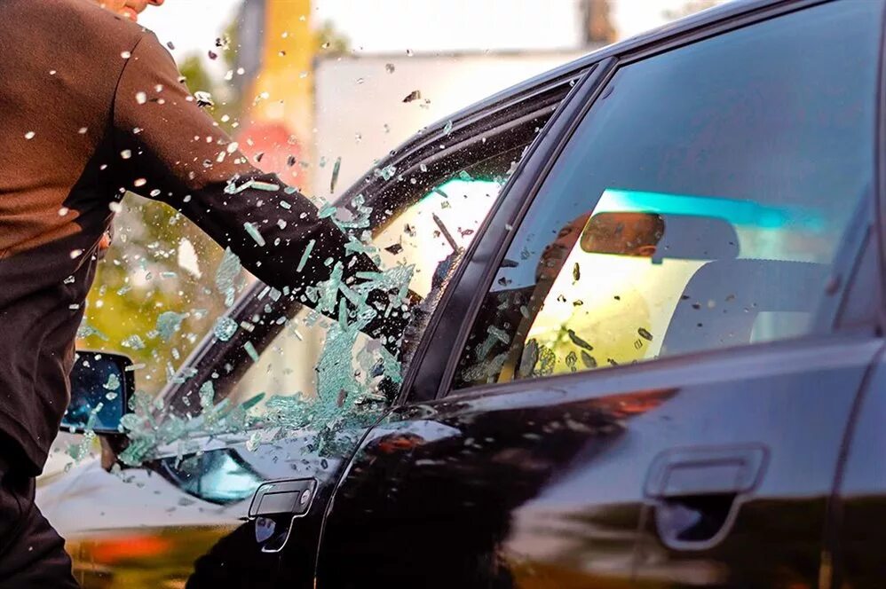 Разбитое окно машины. Кража из машины. Разбитое автомобильное стекло. Разбитые стекла в машине. Разбей машину человек