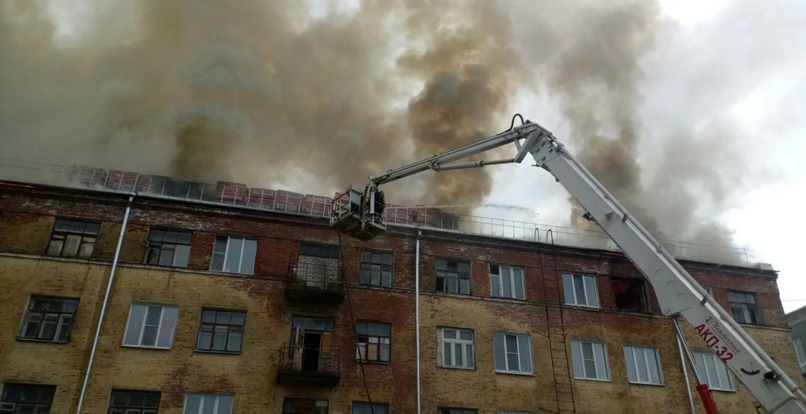 Горящее здание. Пожар в коврове на социалистической 10. Пожар в коврове на ул абельмана. Горящий многоэтажный дом. Пожар фото.
