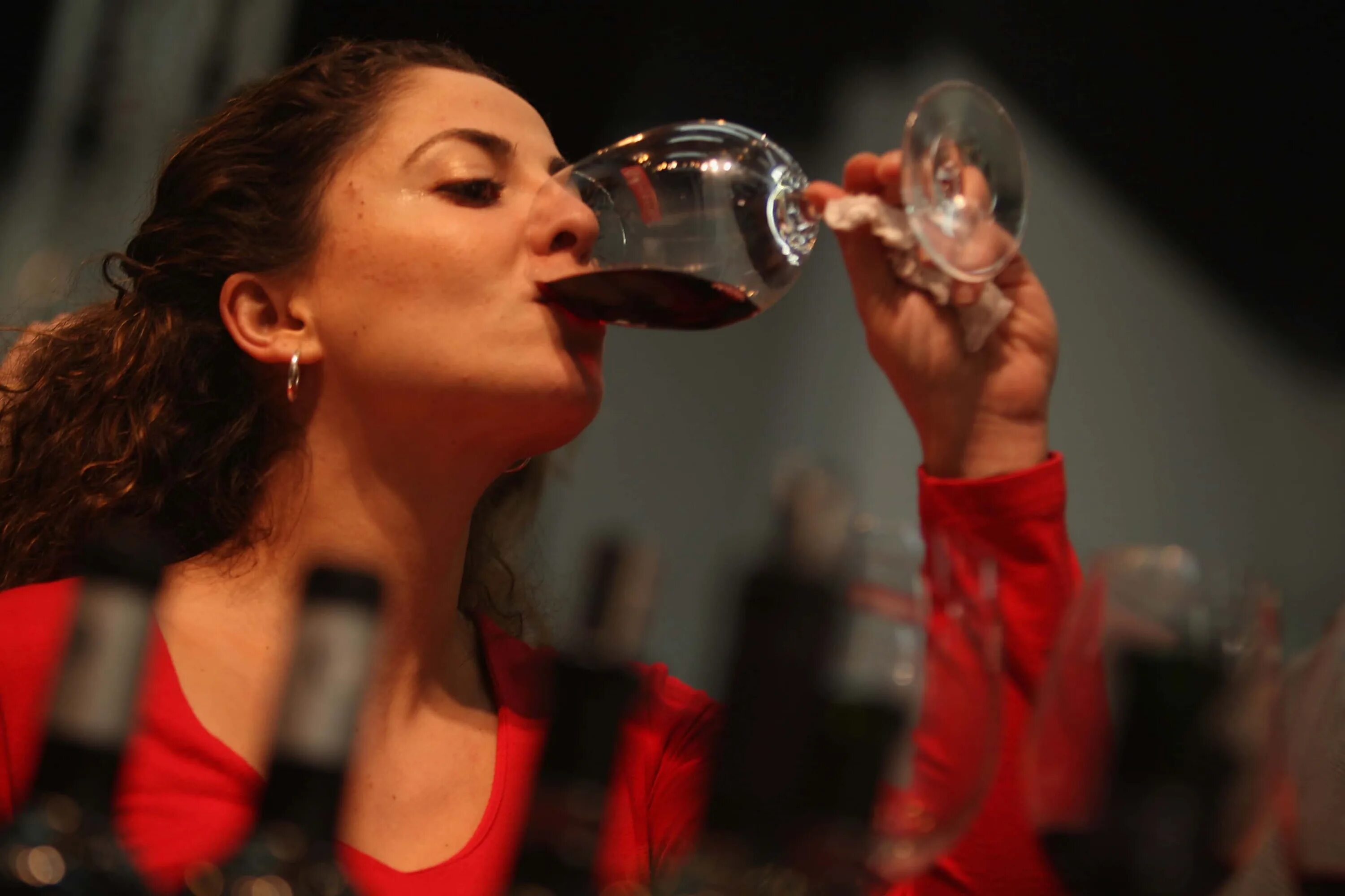 Детям пить вино. Девушка пьет вино. Девушка пьющая вино. Девушка выпивает вино. Женщина с большим бокалом.