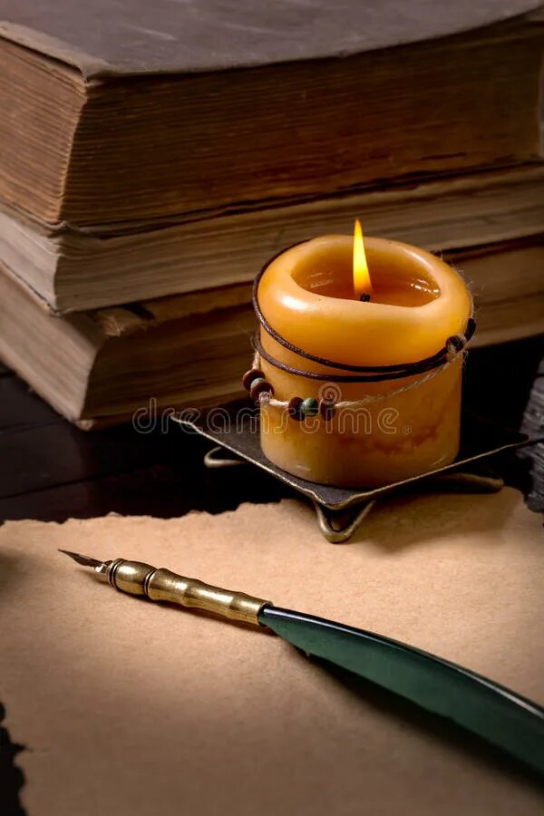 Стол писателя. Ручка свечка бумага. Красивые свечи и записная книжка. Стол поэта. Перо и бумага.