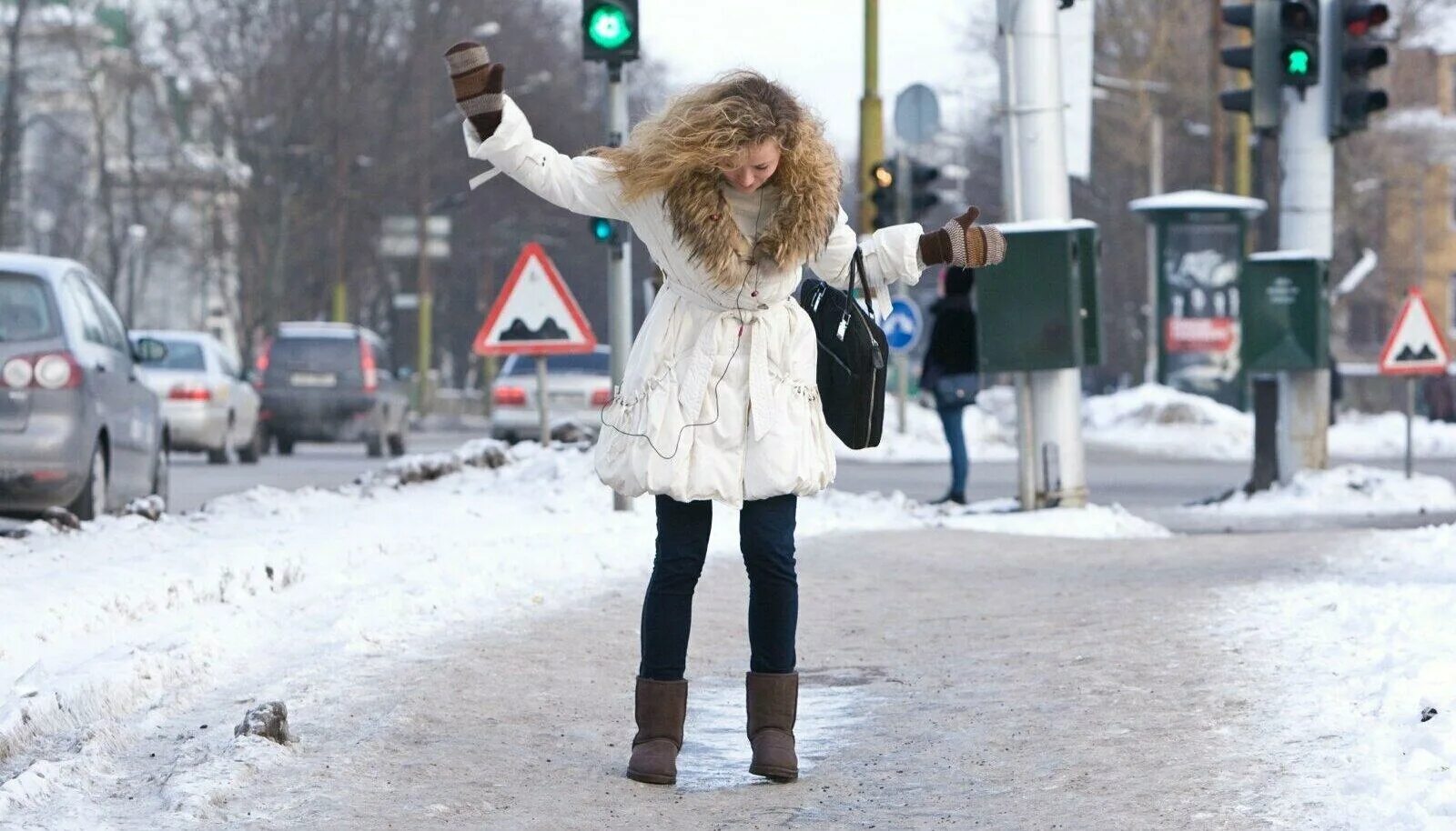 Снегопад в городе. Зимы в городе долго не было. Сергиев посад карла маркса зимой. Город иркутск зимой. Осень первый снег.