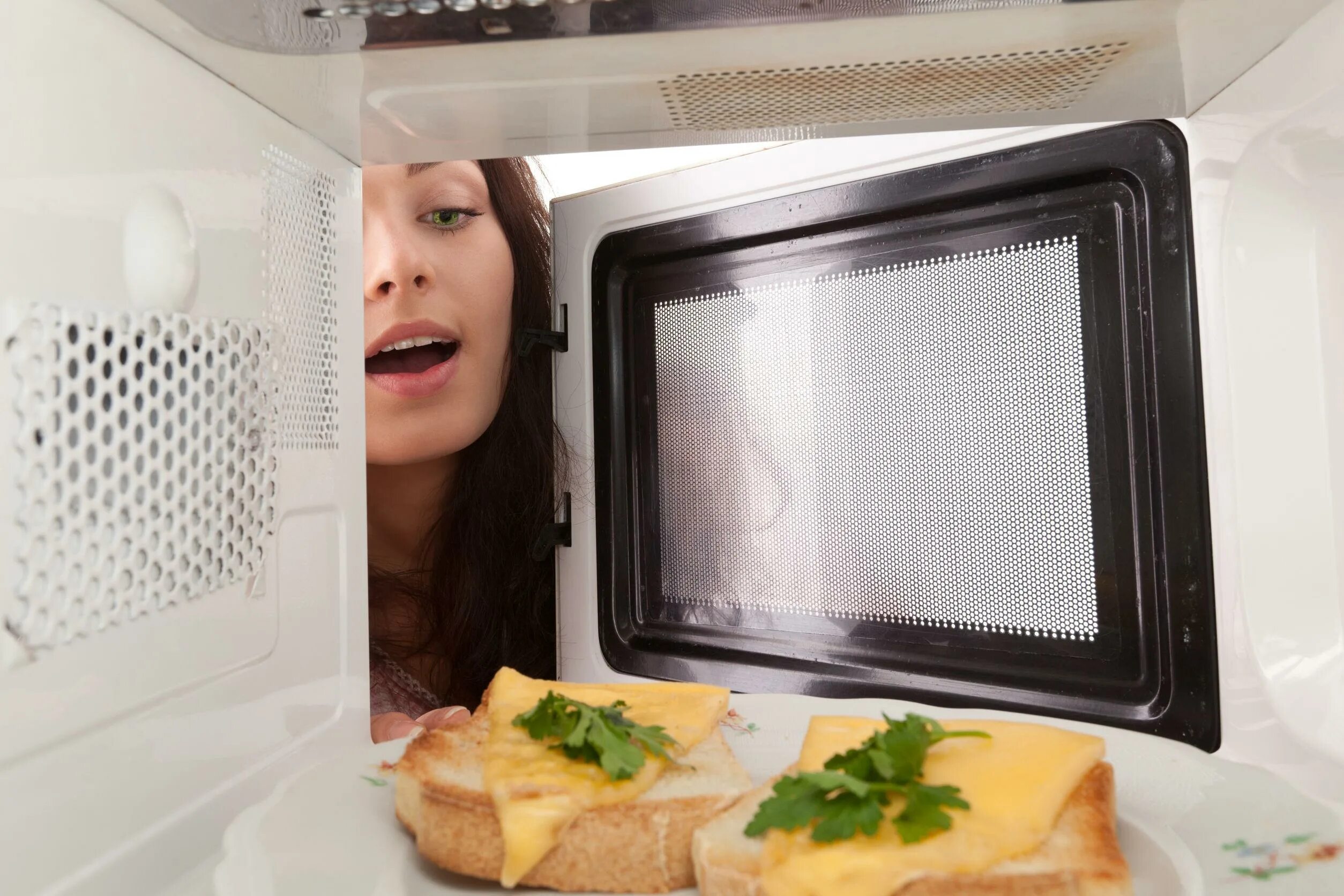 Почему микроволновка стала. Микроволновая печь. Микроволновая печь с едой. Приспособления для микроволновки. Разогрев пищи в микроволновке.