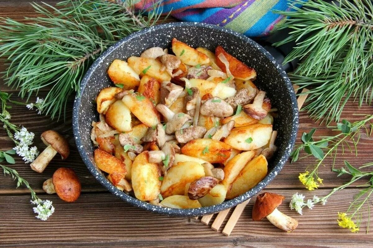 Как вкусно пожарить белые грибы. Жареные маслята. маслята грибы жареные. маслята жареные с картошкой. карточки грибы.