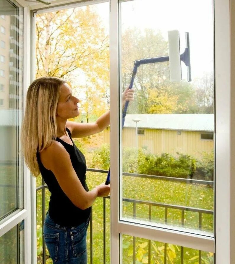 Помыть окна в квартире стоимость москва. Высокие пластиковые окна. Мытье окон. Мойка окон. Мойка окон и балконов.