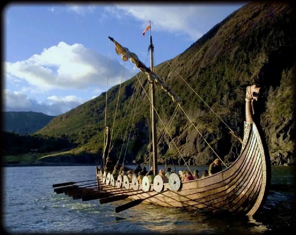 С каким океаном связан поход корабля викингов. Корабль викингов Drakkar. Варяжская Ладья Драккар. Ладья викингов дракар. Драккар Великий змей.