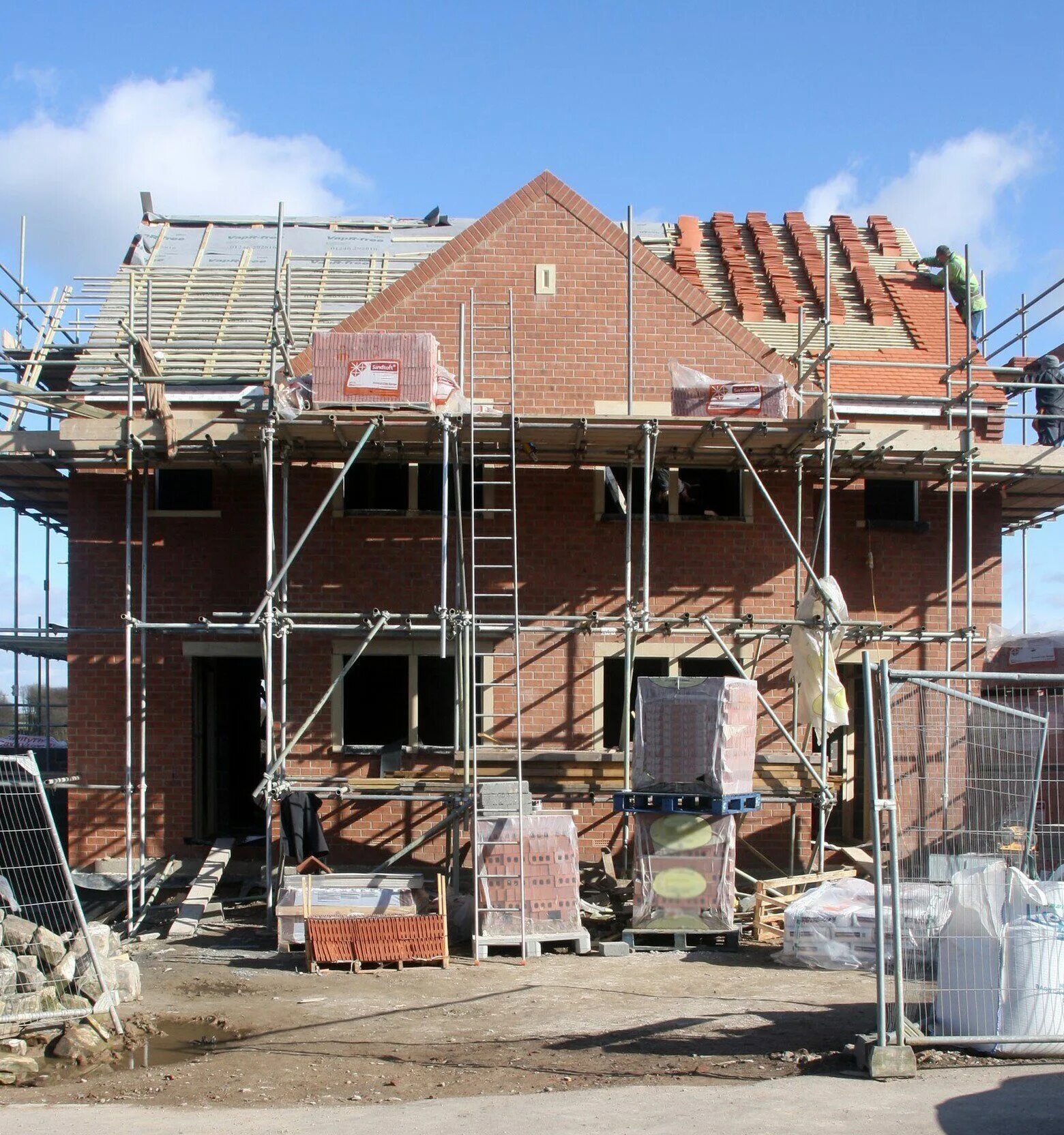 требуются строители отделочники. стройка коттеджа. стройка дома. строящийся коттедж. работа строительство коттеджей.