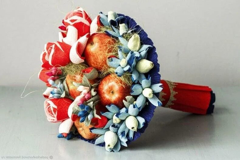 Маленькие букетики из конфет. Фруктово конфетный букет. Букет из гофробумаги. Букет конфет. Мк букет.