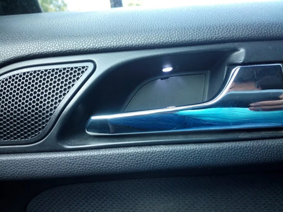 Подсветка ручек мазда 3 bl. Подсветка внутренних ручек. Подсветка внутренних ручек дверей. Подсветка ручек двери renault. Подсветка внутренних ручек.
