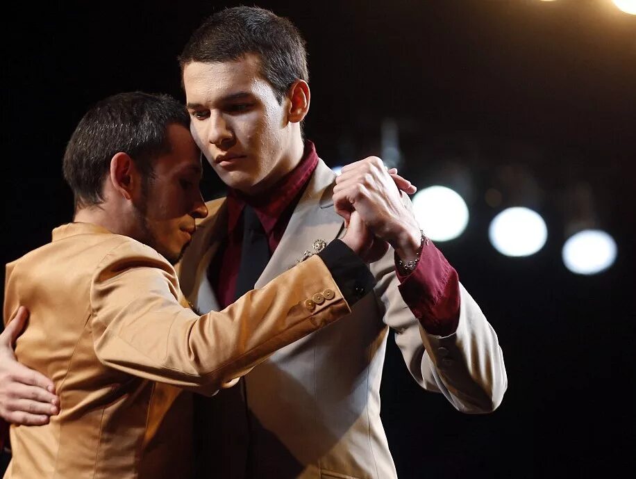 танго двух мужчин. танго двух мужчин. двое мужчин танцуют вальс. двое мужчин танцуют. аргентинское квир танго.