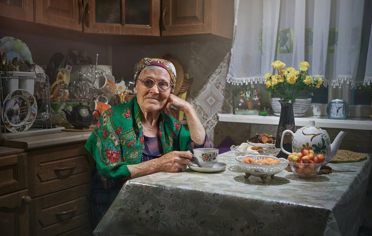 Бабушка печет печенье. Кафе у бабули. Бабушка сидящая за столом. Чаепитие у бабушки. Бабушка на кухне.