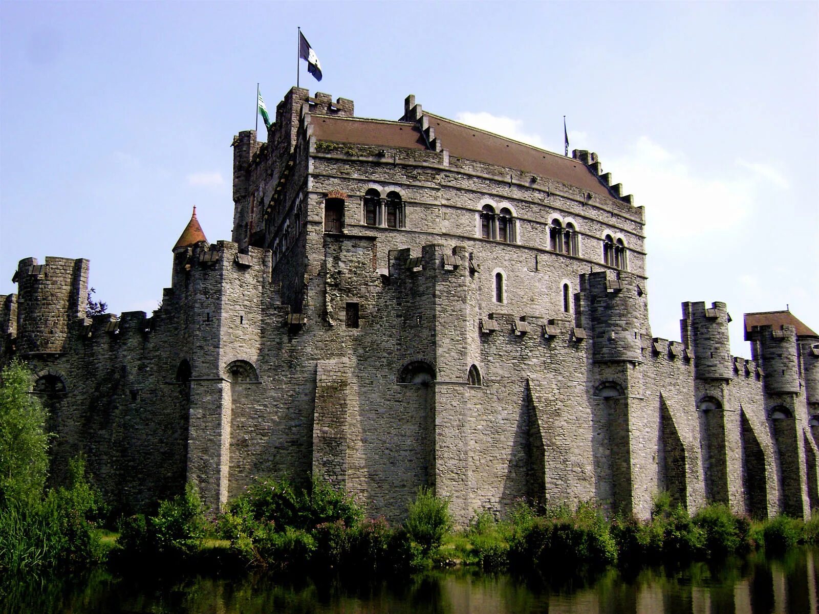Известный средневековый замок. Замок графов Фландрии Гент. Замок Гравенстеен Гент Бельгия. Замок графов Фландрии Бельгия. Замок Вальзен, Бельгия.