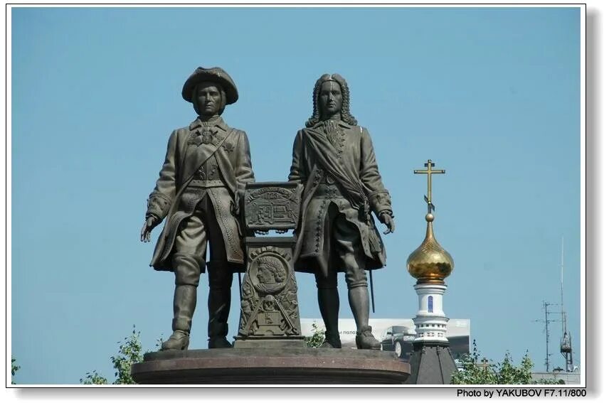 Памятник Татищеву и де Геннину в Екатеринбурге. Татищев и де Генин памятник в Екатеринбурге. Памятник Василию Татищеву и Вильгельму де Геннину. Памятник Вильгельму де Геннину и Василию Татищеву Екатеринбург. Де генин слово информация