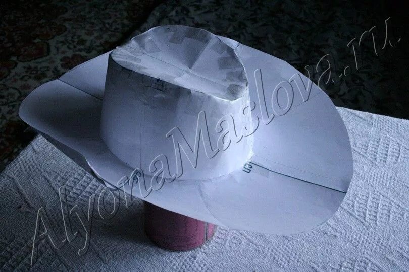Как сделать шапку из картона. Шляпа из бумаги. головной убор из ватмана. шляпа мужская из бумаги. ковбойская шляпа из картона.