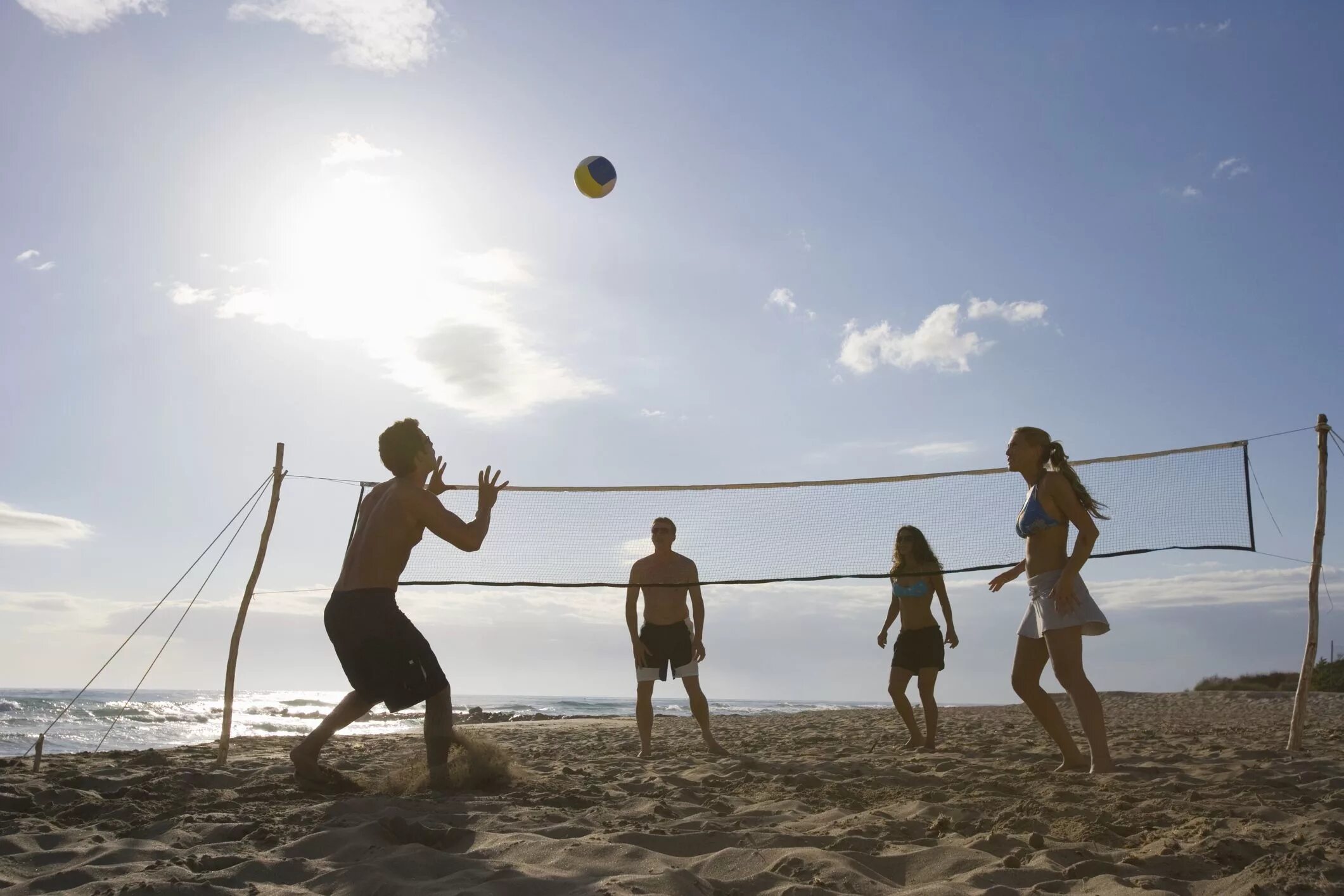 Волейбол на пляже. Игра в волейбол. Детский волейбол на пляже. Игра в волейбол на пляже. Мужчины играли в волейбол