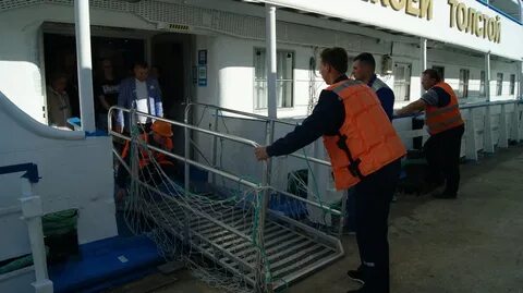 К пристани причалили 2 теплохода на каждом