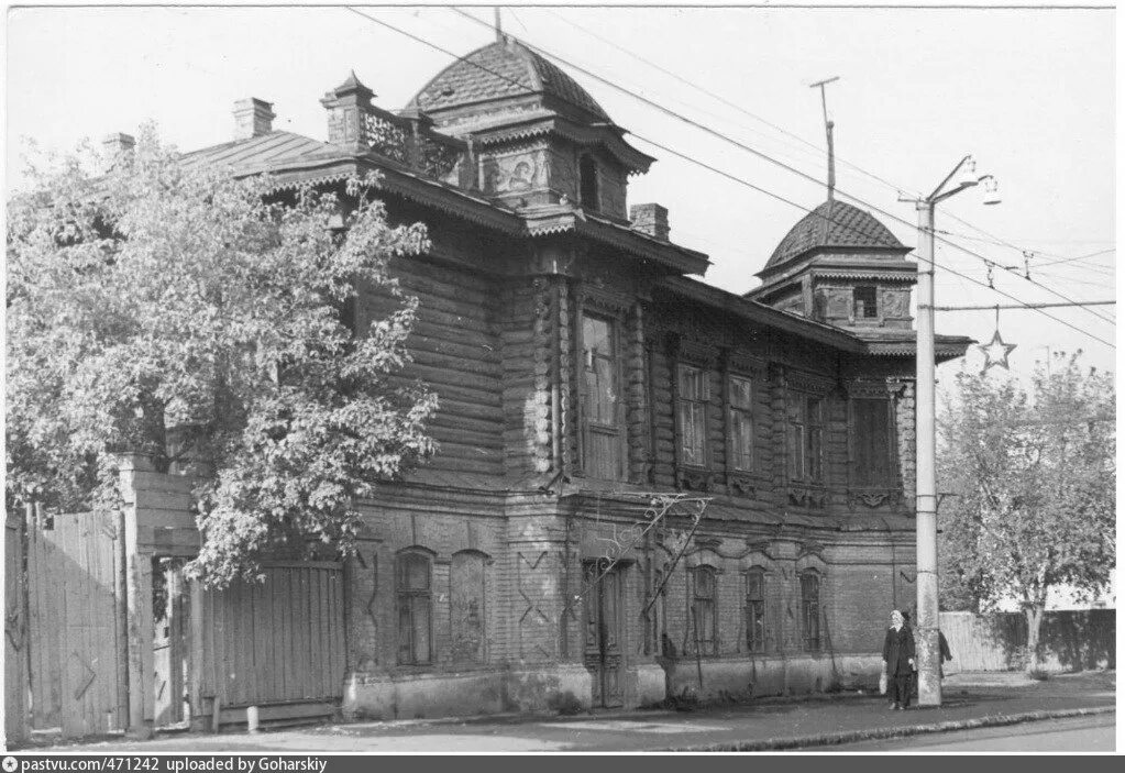 Ул горького владикавказ. Старый дом Максима Горького. Улица Максима Горького (Владикавказ). Старый дом Максима Горького Пенза. Ул Максима Горького Курган.