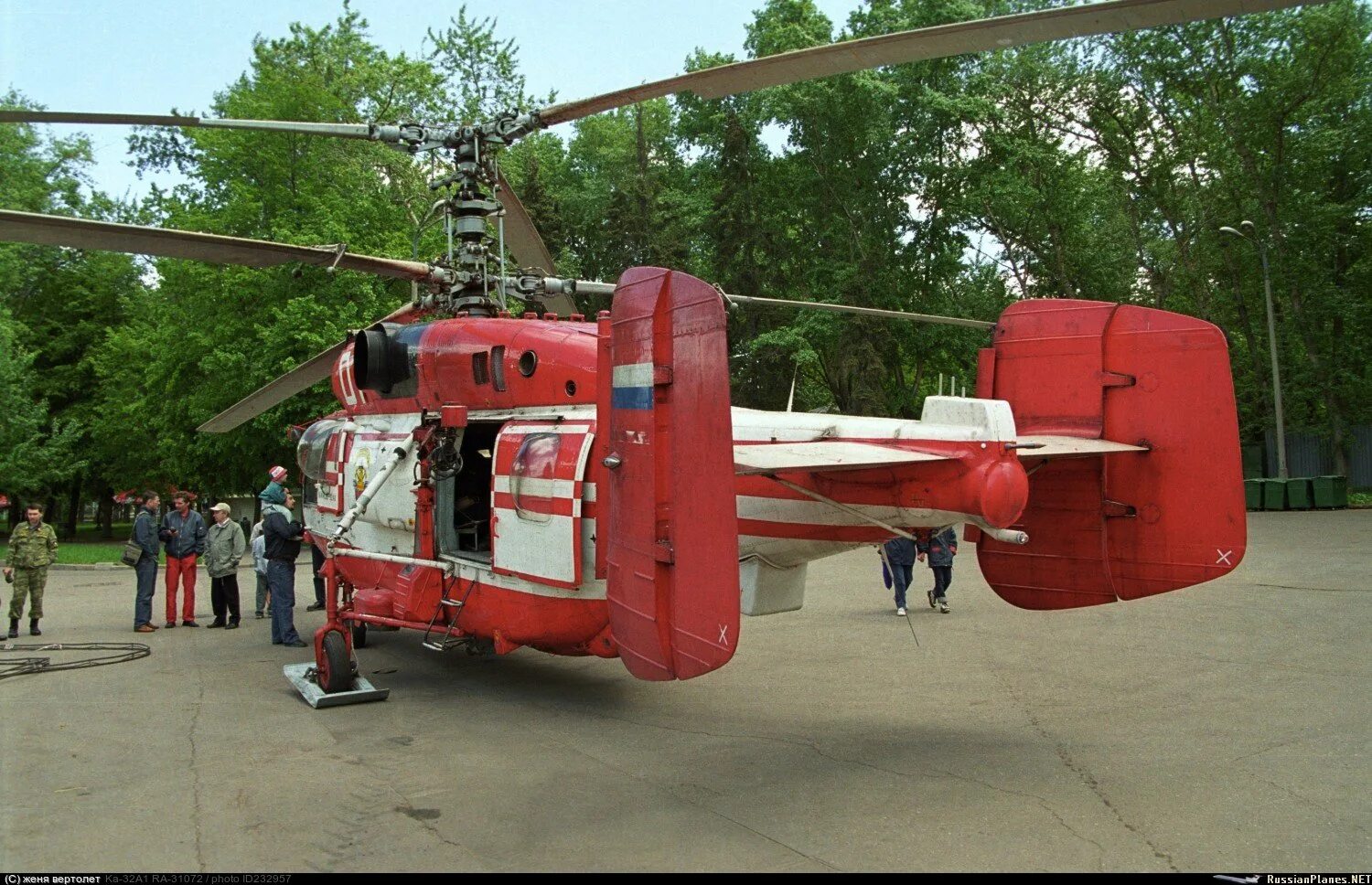 Вертолет жене. Пожарный вертолет ка-32. ка-26 вертолёт кумертау. пожарный вертолет ми-8. пожарный вертолет ка-32а1.