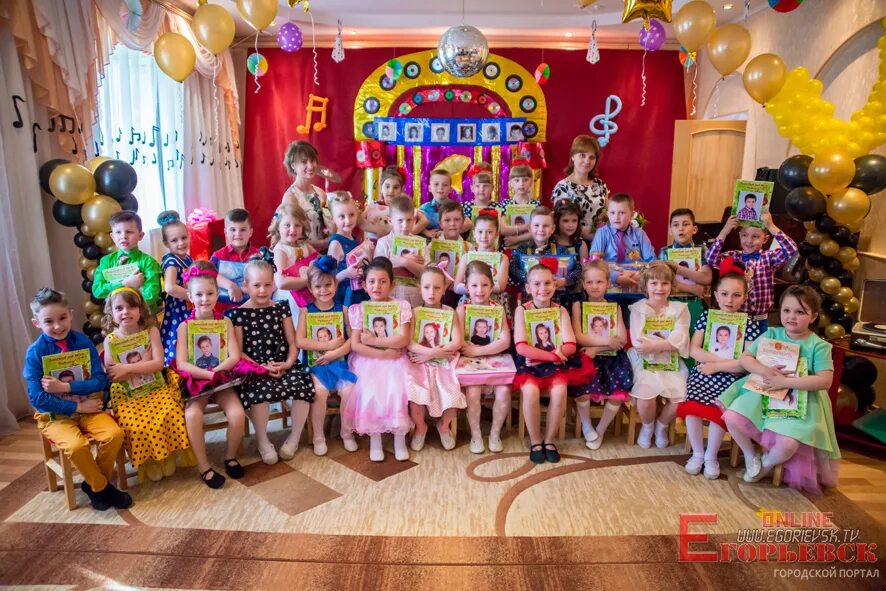 Какие стили выпускного в детском саду. Тематический выпускной в детском саду. Выпускной в детском саду в стиле. Тематика выпускного в детском саду в стиле стиляги. Выпускной в детском саду в стиле.