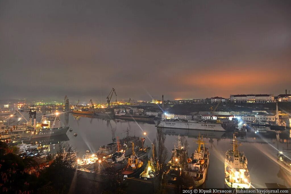 Фото 2015 года. Ночной порт Севастополя. Севастополь вечером порт. Севастополь морской порт вечер. Порт солянка.