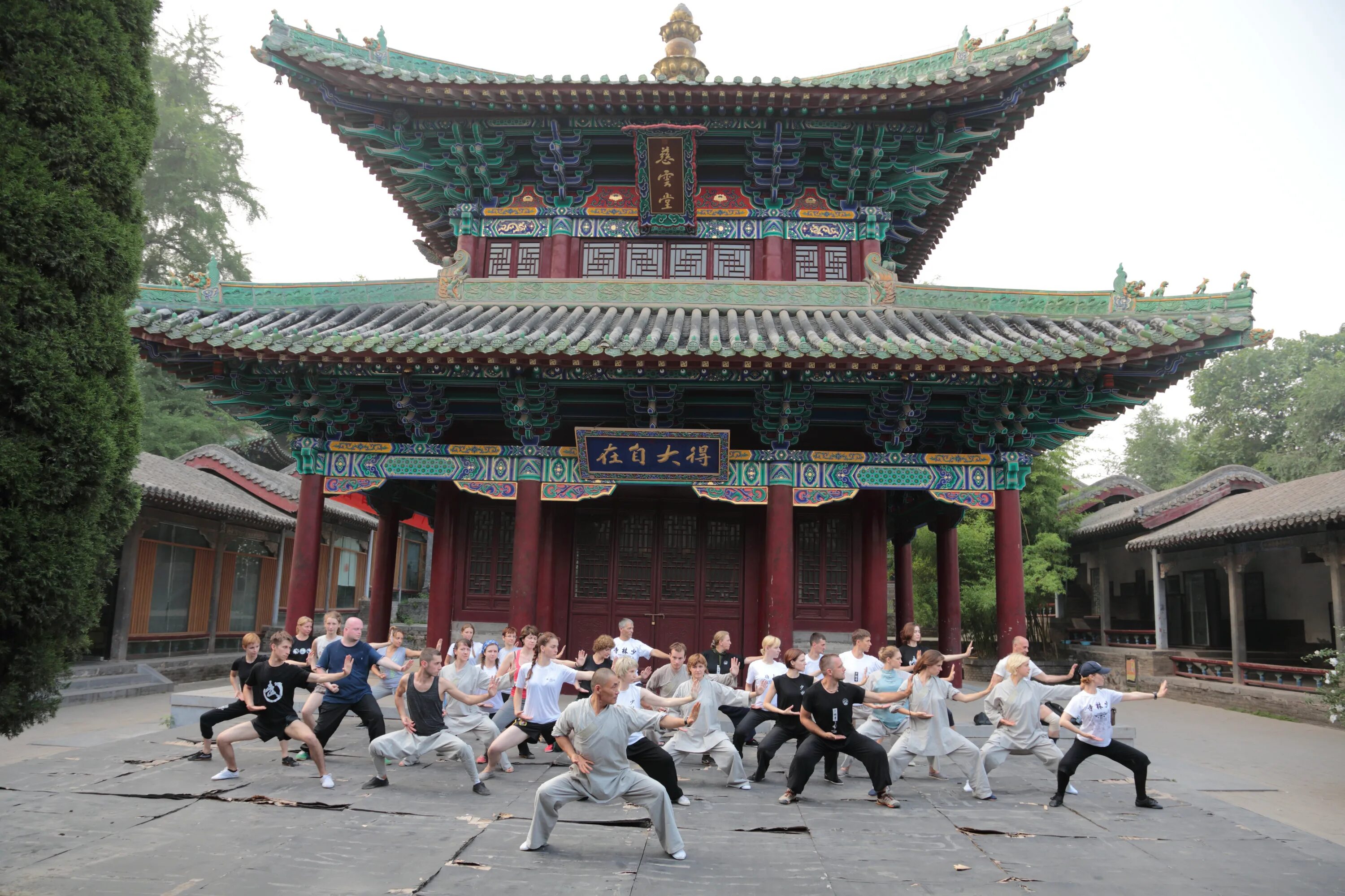 Shaolin temple. Буддийский монастырь Шаолинь. Монастырь Шаолинь Китай. Буддийский монастырь Шаолинь в Китае. Храм Шаолинь Хэнань.