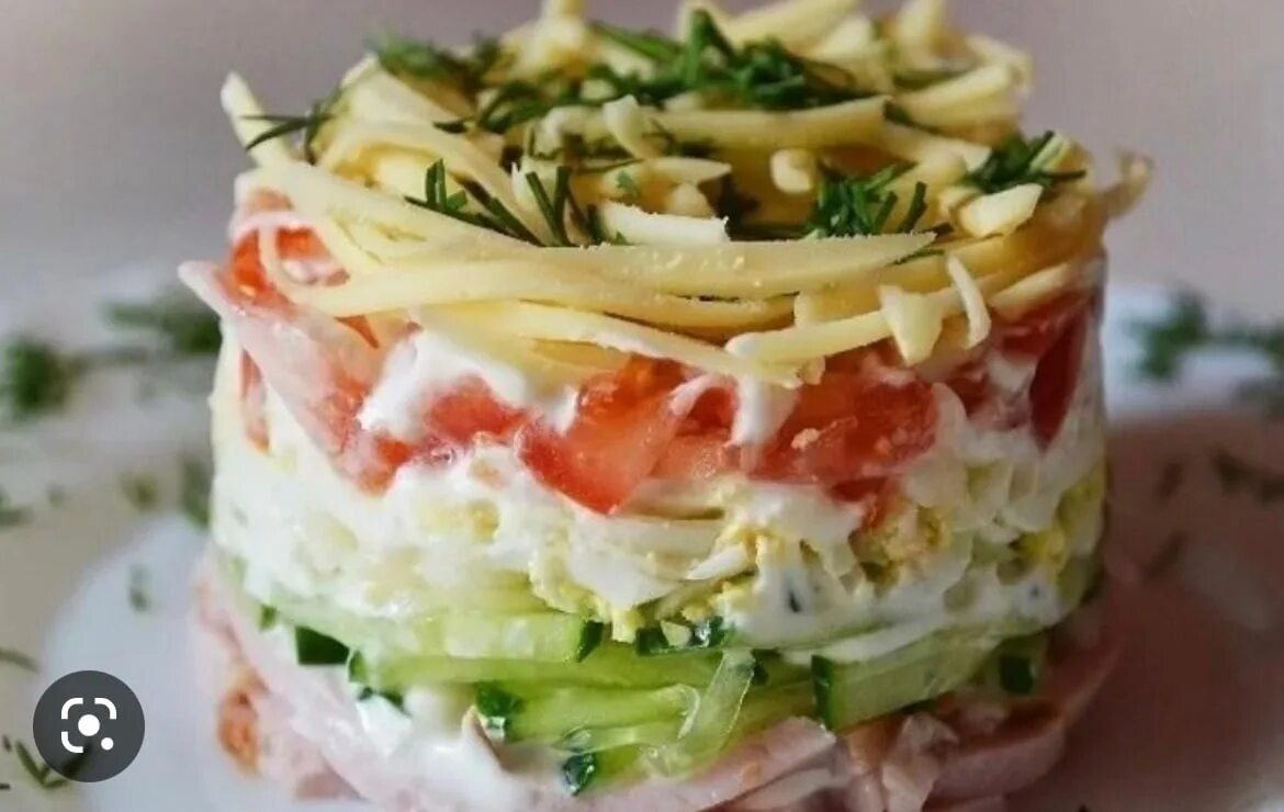 Салат с ветчиной и болгарским перцем и сыром и помидорами. Салат ветчина сыр болгарский перец. Салат из ветчины, помидоров, огурцов и сыра. Салат с ветчиной и сыром и помидорами. Салат с ветчиной помидорами сыром и огурцом.