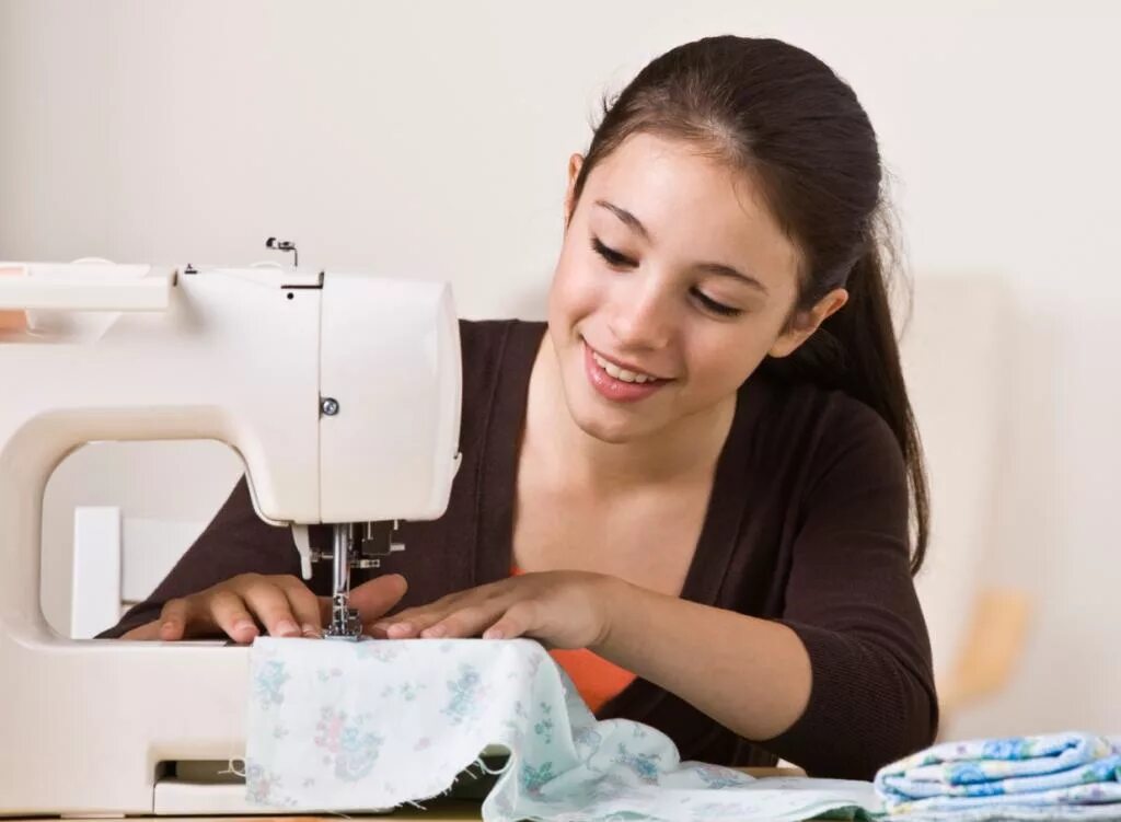 Девушка шьет. Пошив швейных изделий. Красивая портниха. И немного шью. Дизайнер одежды швея.