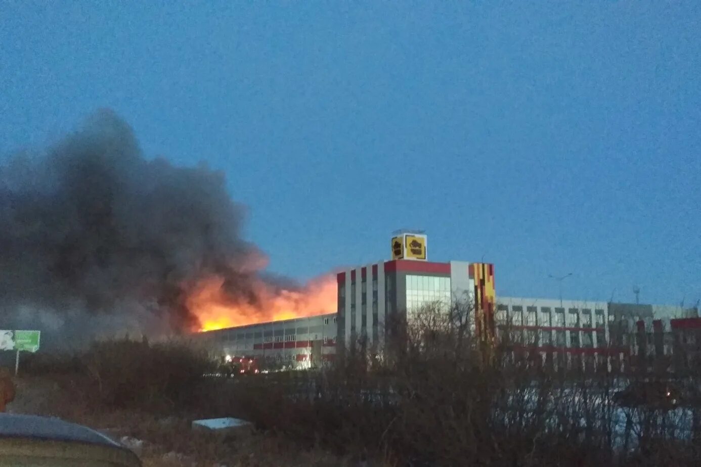 Пожар в ленинском районе челябинска. Мчс россии пожар. Горит завод. 2022. Пожар в челябинске сейчас на чтз.