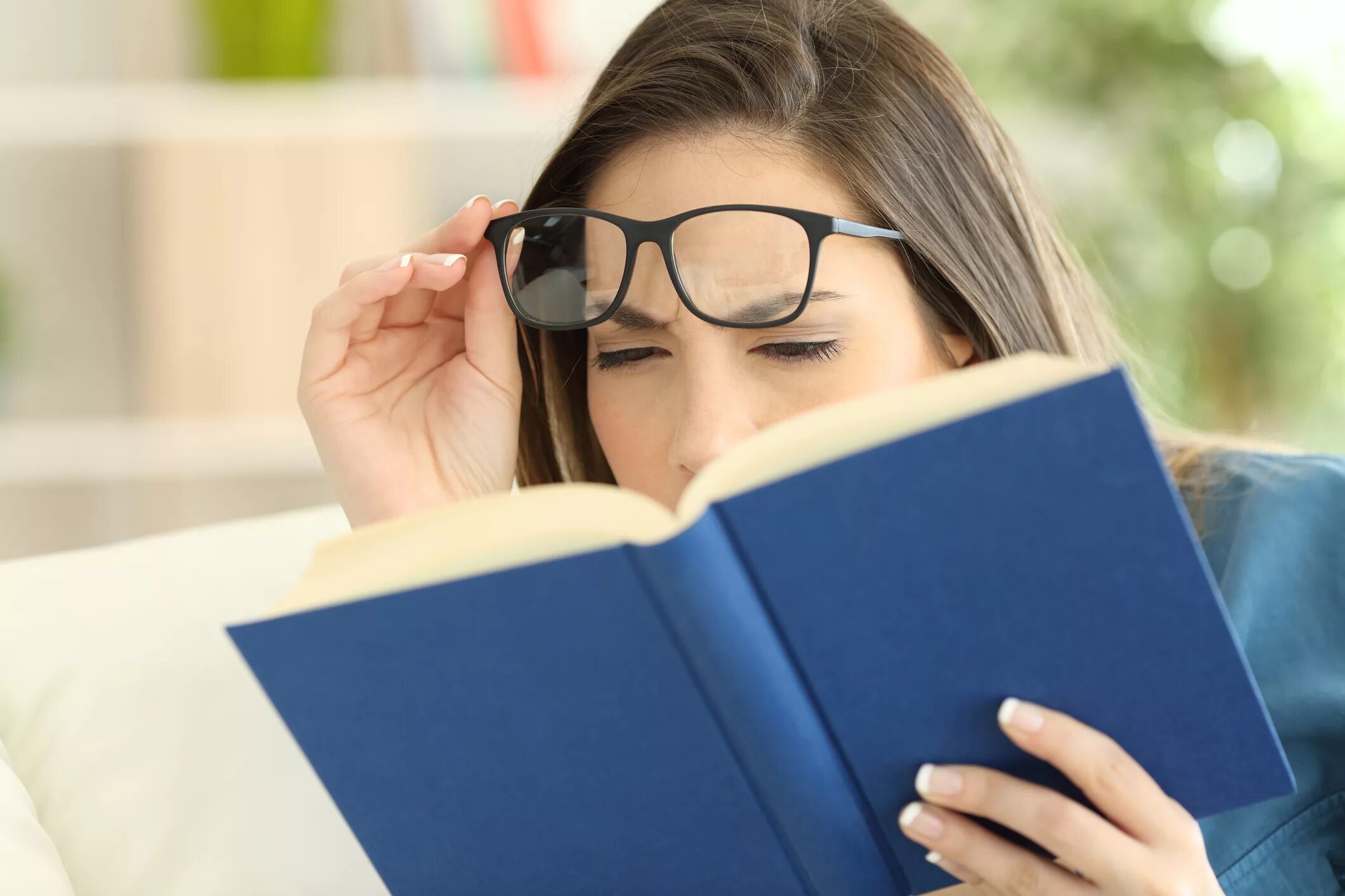По распространенной точке зрения чтение. Чтение и зрение. Люди в очках для чтения. Проблемы со зрением. Глаза чтение.