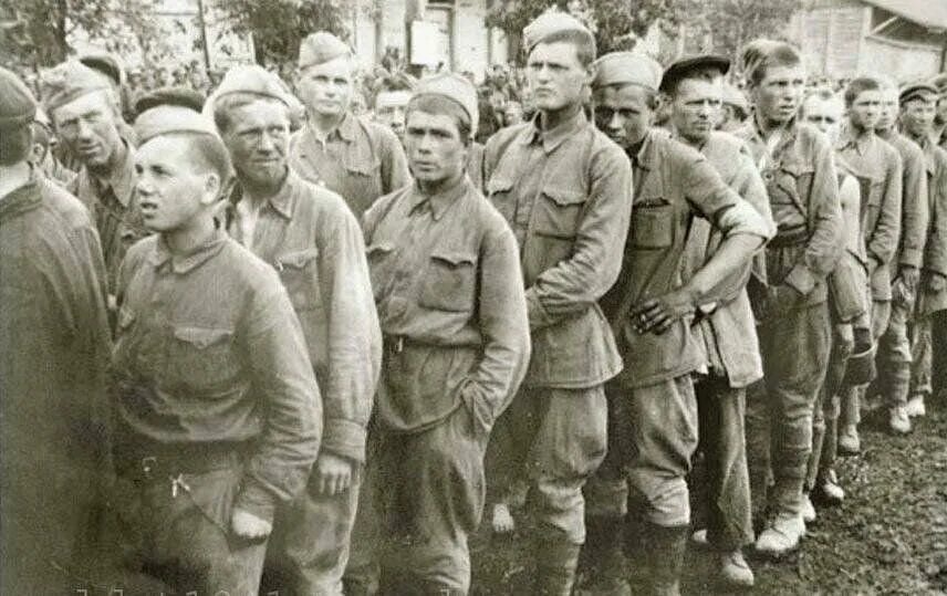 Пленные красноармейцы 1941. Пленные бойцы РККА В 1944 году. Лагеря военнопленных в 1941. Единомышленники запевала офицерский