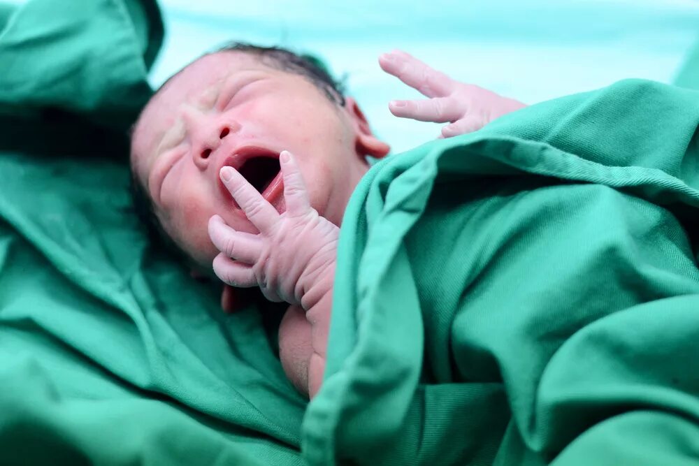 Ребенок родился в 2018 году. Новорожденные дети. Младенец плачет. Новорожденный кричит. Первый крик новорожденного ребенка.