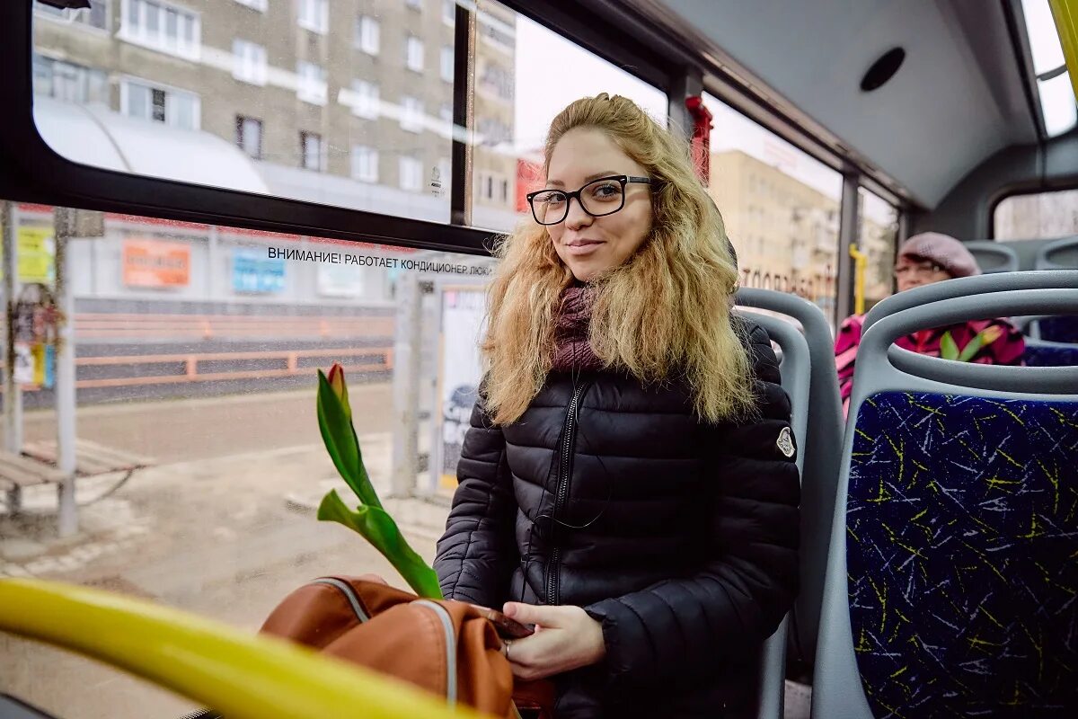 Женщины в общественном транспорте. Женщина в автобусе. Женщина в маршрутке. Женщина в автобусе фото. Русские женщины в автобусе