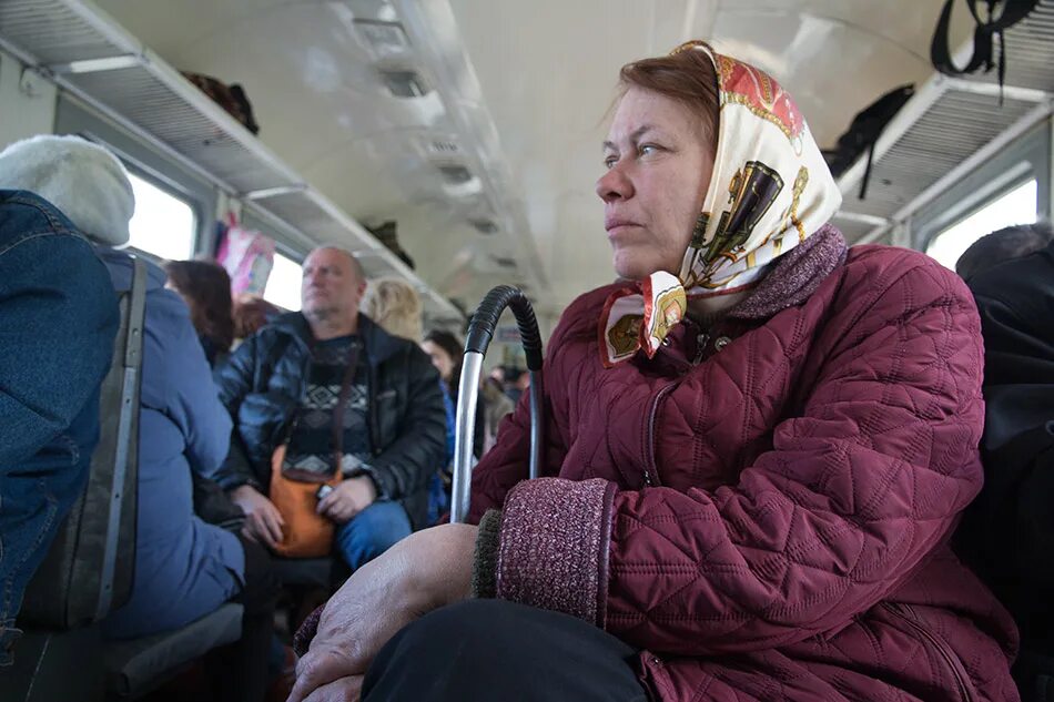 пенсионеры в электричке. пенсионеры в метро. пенсионеры в автобусе. электричка. пенсионеры в электричке.