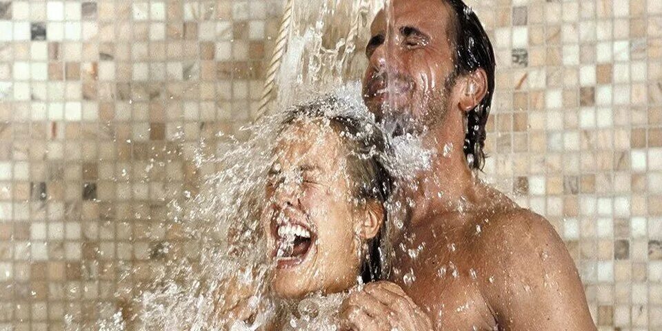 Женщину моют в душе. Мужчина и женщина под душем. Вдвоем под душем. Моется под душем.