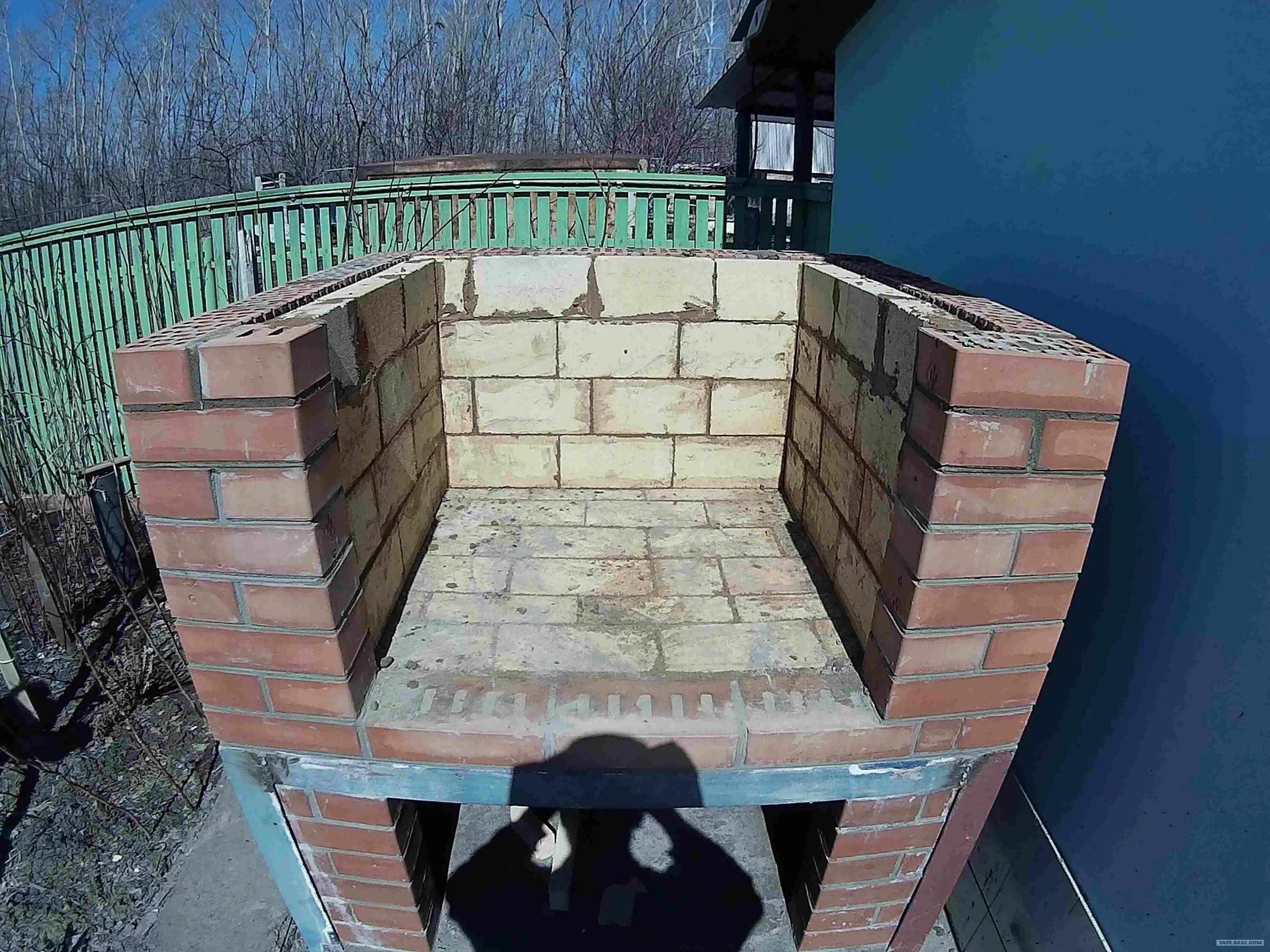 Топка из шамотного кирпича. Топка мангала из кирпича. выложить мангал из кирпича. мангал из шамотного кирпича. топка барбекю из кирпича.