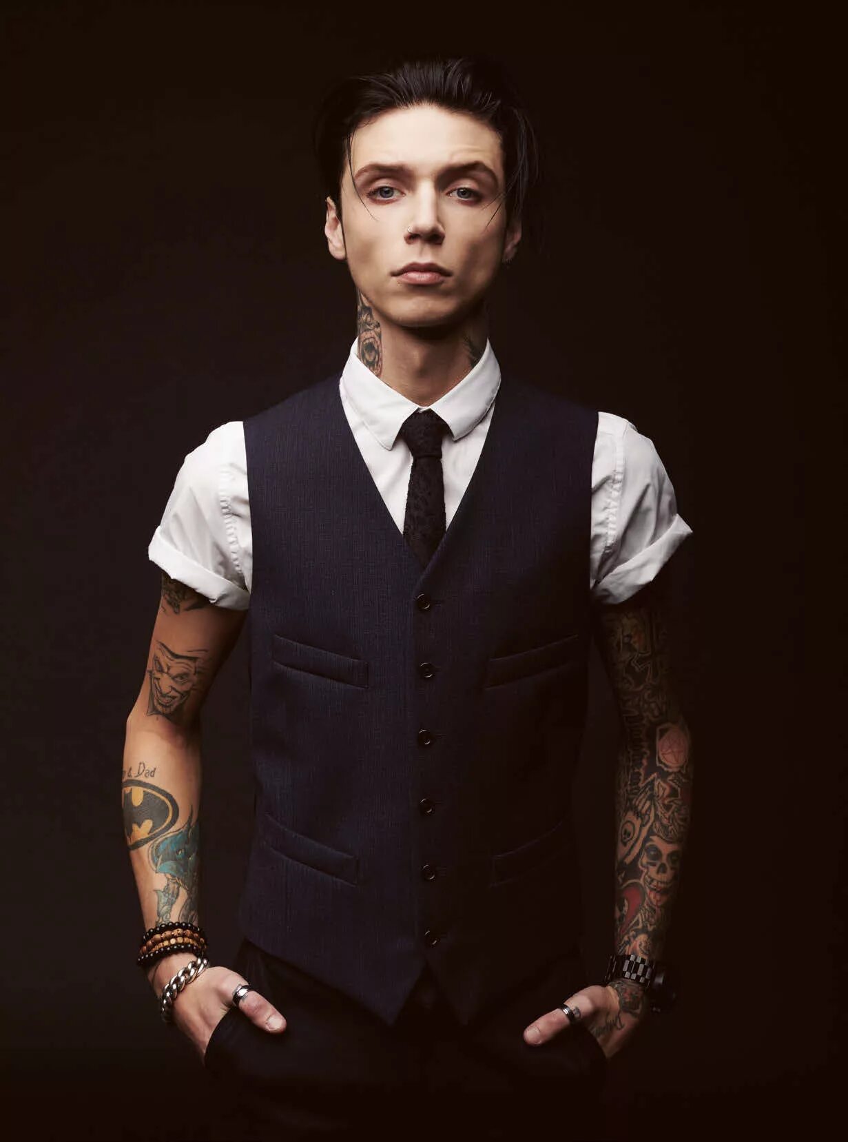 Энди бирсак в полный рост. Black veil brides вокалист. Andy энди. Black veil brides солист. Энди бирсак.
