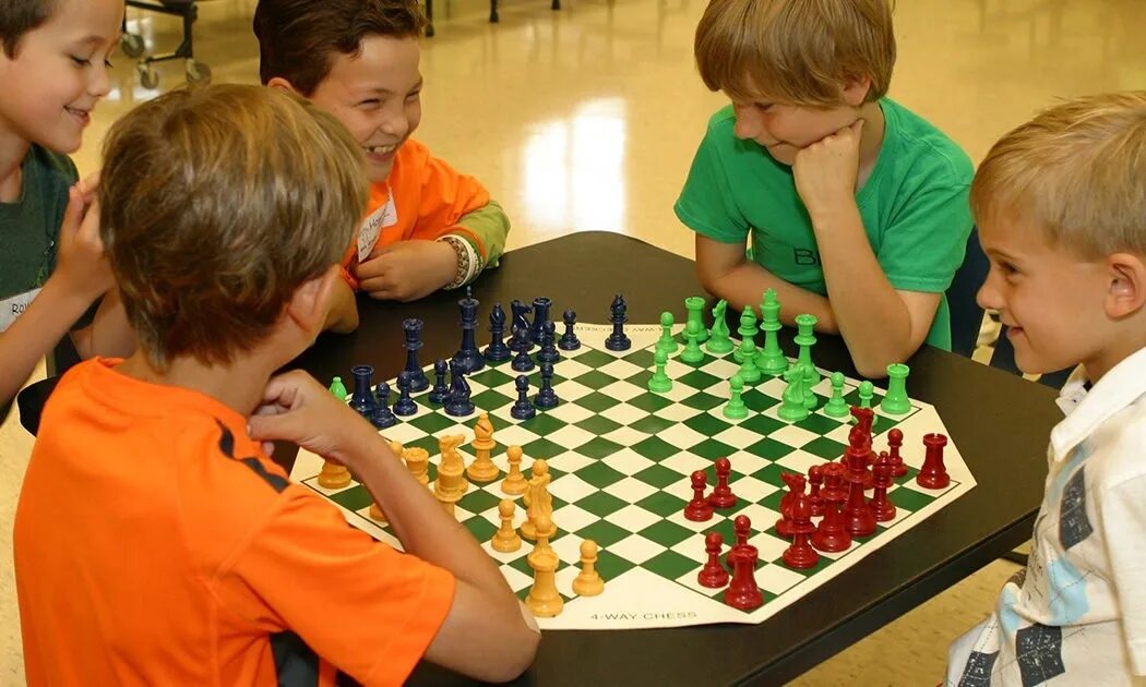 Игра на доске 6. Шахматы в детском саду. Дети играющие в шахматы. Игра в шахматы фото. Шахматисты в детском саду.