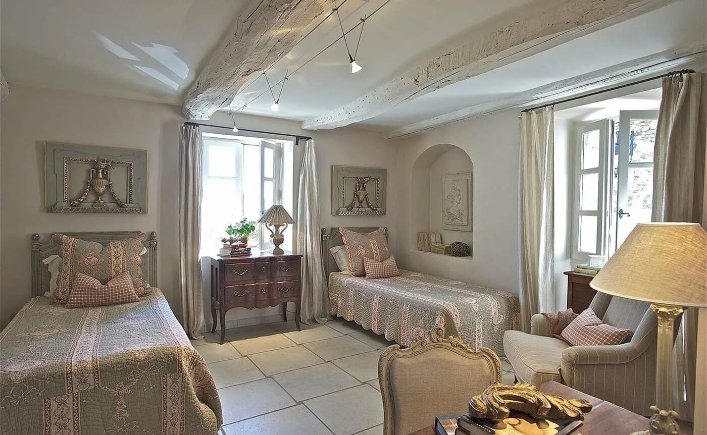 Прованс в интерьере. Потолок прованс. Кухня сюы стиле прованс. Нео прованс интерьер. Потолочные балки в интерьере.